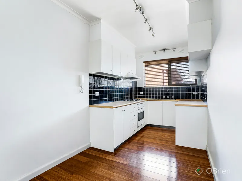 Walking distance to the Carnegie Shops & Cafes & Transport & Water Usage is included in the rent!