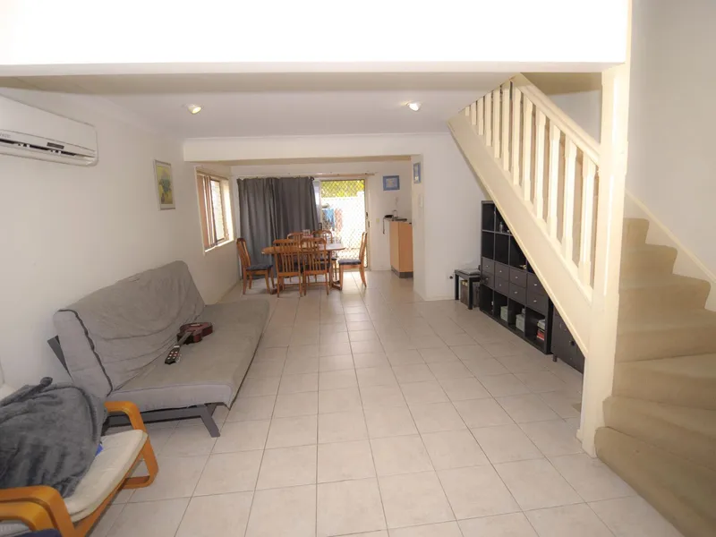 3 BEDROOM TOWNHOUSE- CLOSE TO PUBLIC TRANSPORT, SCHOOLS AND SHOPPING CENTRES.