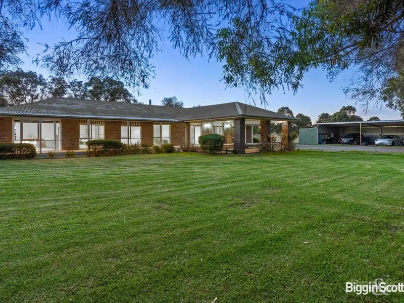 SUPERB FAMILY LIFESTYLE SET ON 5 ACRES