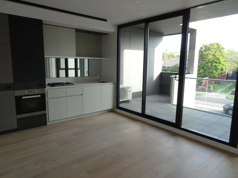 Mins walk to Railway Station, 2Bedroom 2Bathroom Brand New Apt