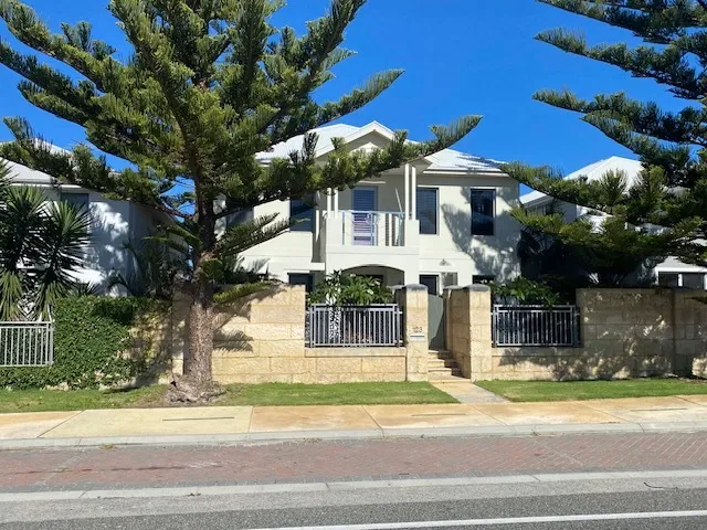 ELAVATED TOWN HOUSE WITH OCEAN VIEWS.