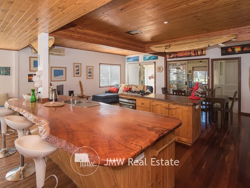 SUPER CONVENIENT BEACHSIDE LIVING
