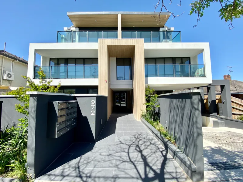 GROUND FLOOR, MODERN ONE BEDROOM APARTMENT WITH COURTYARD & TRANSPORT AT YOUR DOOR!  | HODGES CAULFIELD