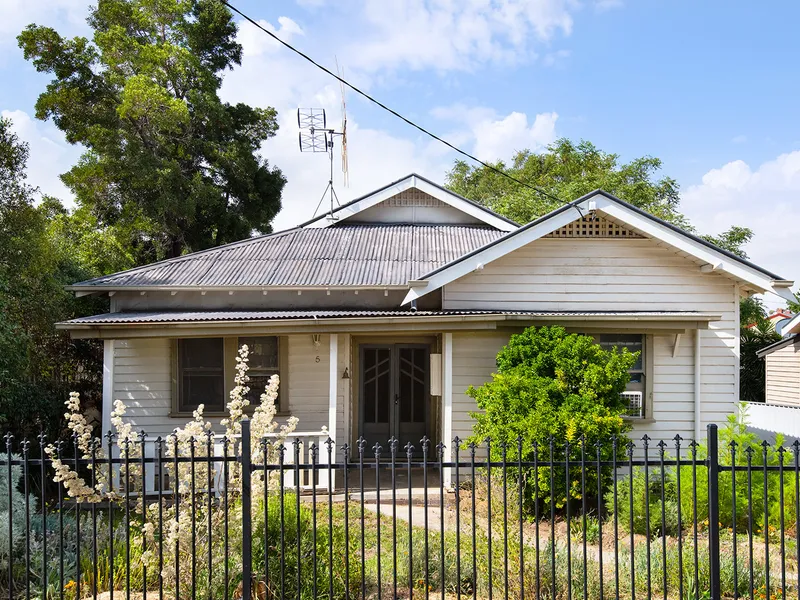 SITTING PRETTY IN PRIME LOCATION WITH SHED