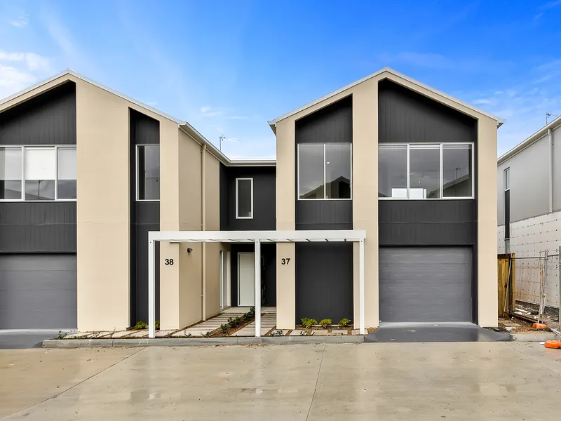 BRAND NEW 3 BEDROOM TOWNHOUSE - READY TO CALL HOME!!