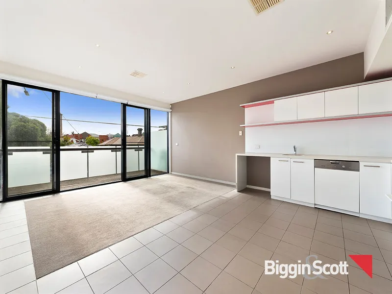 STYLISH, SPACIOUS AND SUNNY!