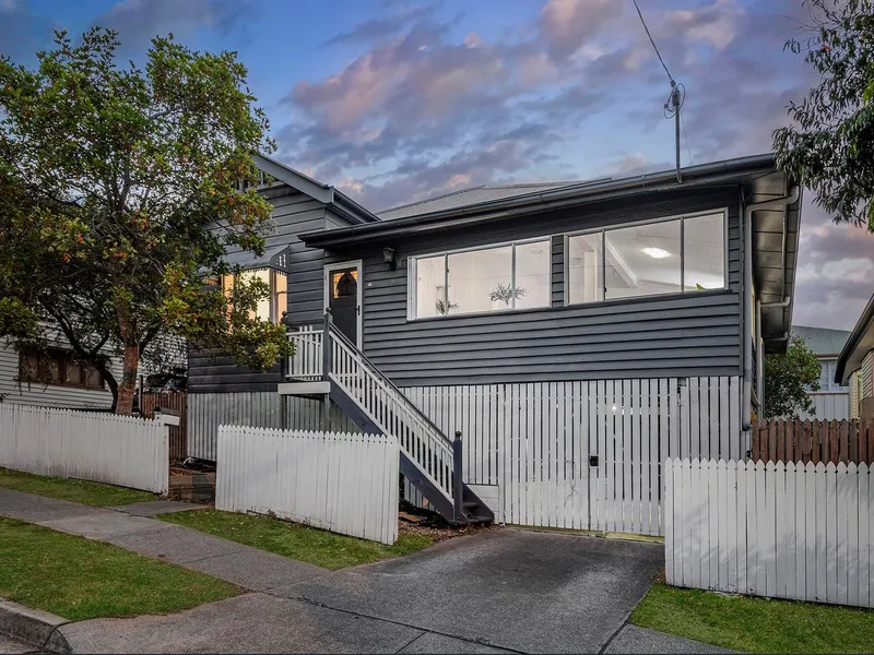 The Perfect Queenslander - Enjoy Unmatched Location and Comfort