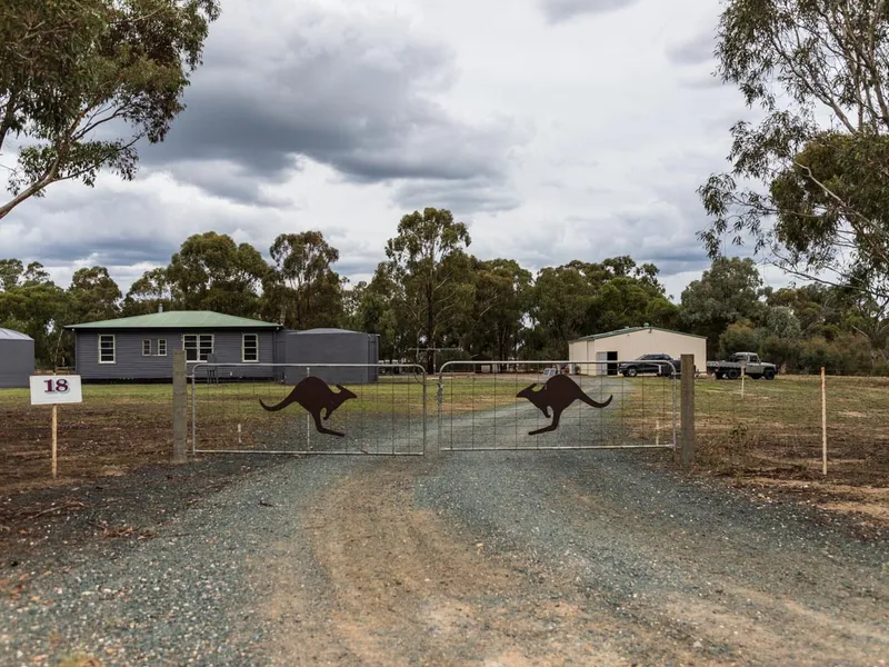 3 Bedroom Renovated Retreat on 5 Acres!