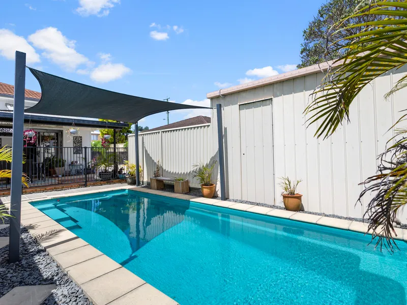 CUTEST BEACHSIDE COTTAGE! POOL! STUDIO! SHED!