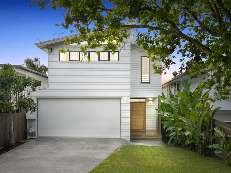 IMPRESSIVE COASTAL LIVING JUST A STONE'S THROW FROM THE FORESHORE