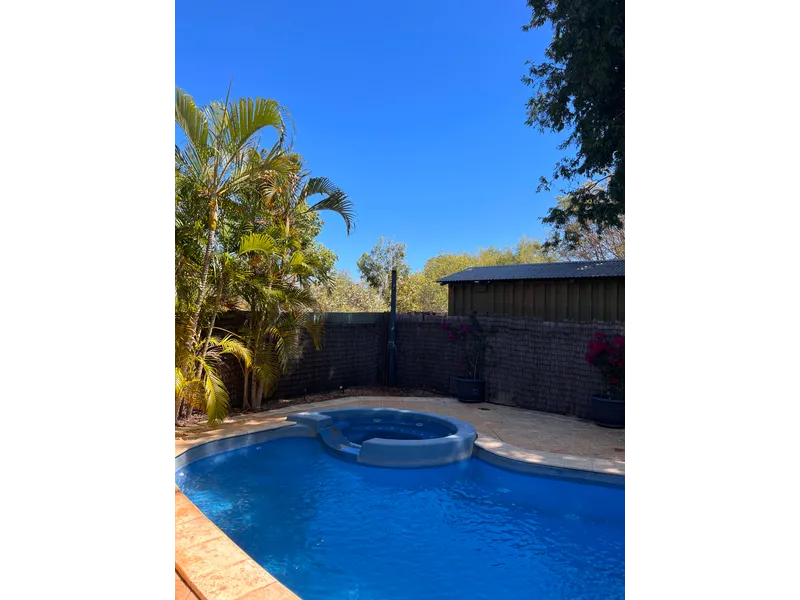 Huge 4 x 2 Home with Pool