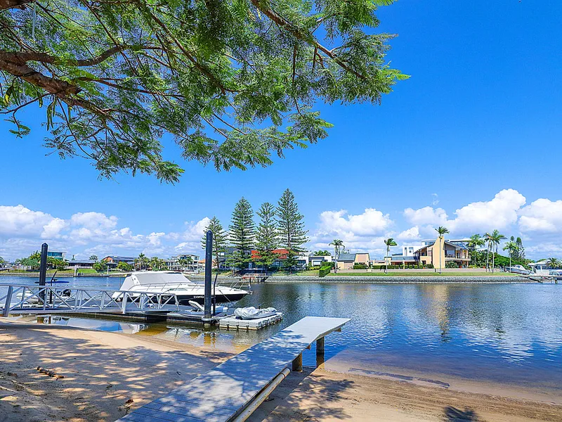 Ultra Contemporary Waterfront Living!