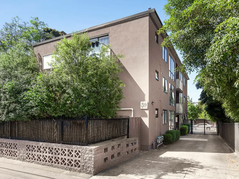Spacious, Light-filled and In Ideal Locale