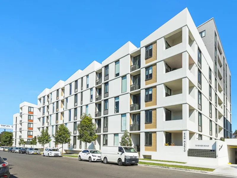 STYLISH APARTMENT OFFERS A LIFESTYLE OF CONVENIENCE