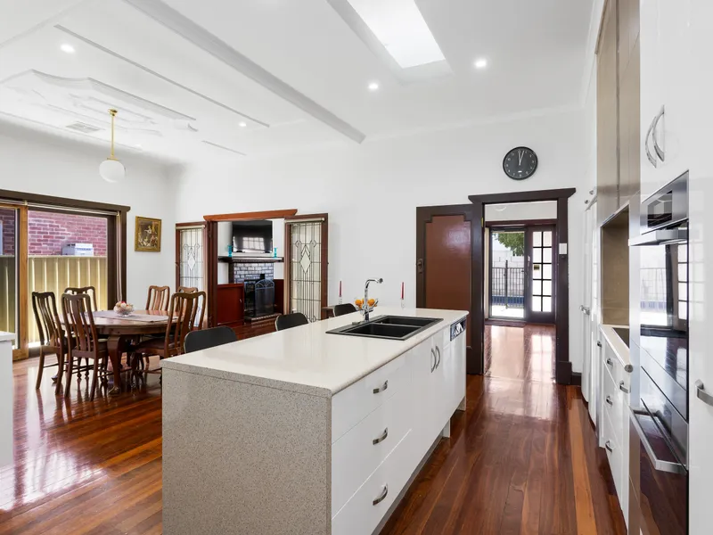 SOLID SANDSTONE BUNGALOW ON A HUGE PARCEL OF LAND 1186m2 approx