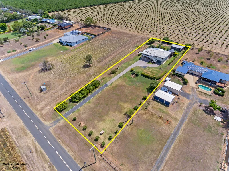 Large Grand Family Home on 1 Acre - Original Fairymead Mill Manager's House - Farmland Views - Close to CBD & Beach