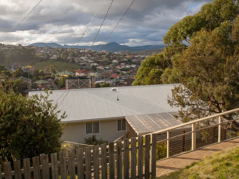 Sunny, quiet house in West Hobart with great views