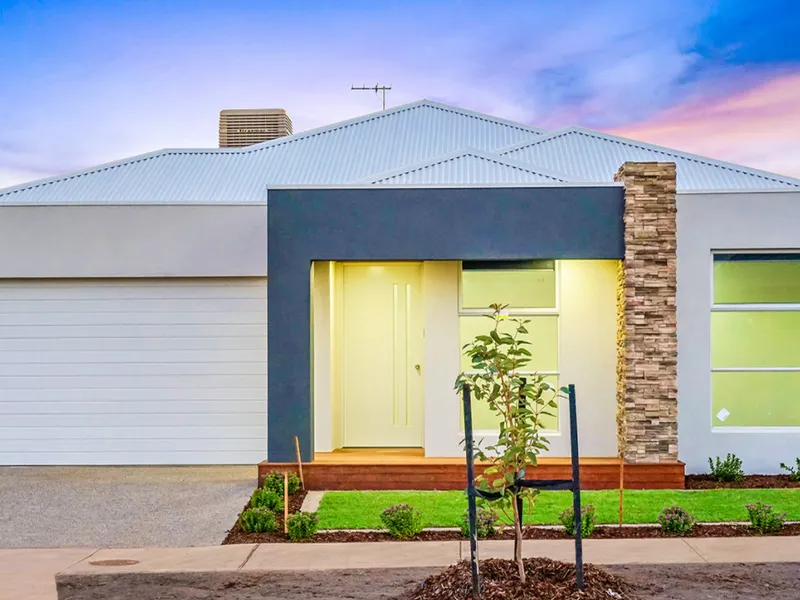 LIGHT-FILLED AND LUXURIOUS LOW-MAINTENANCE LIVING....