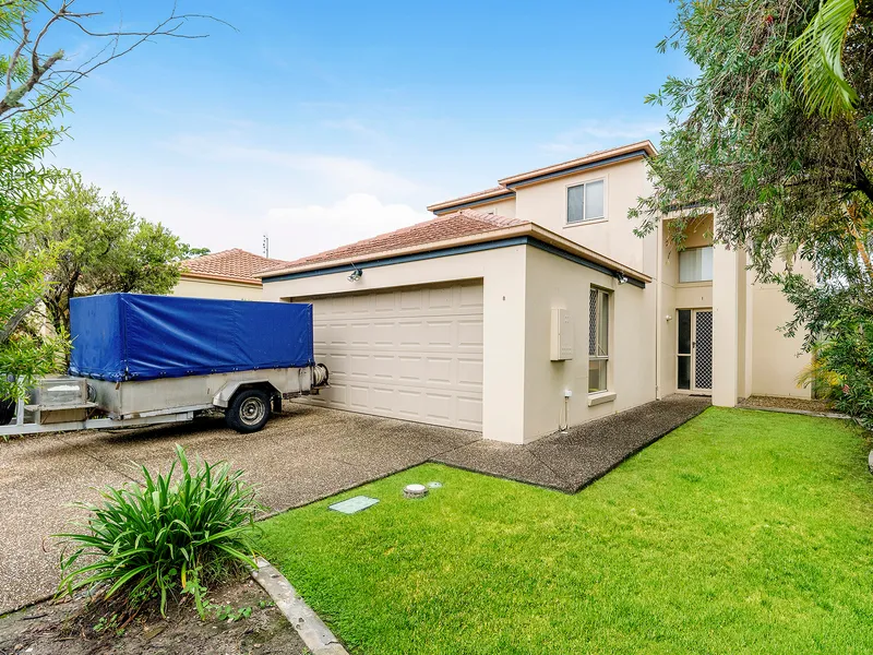 A house with security gate walking distance to top private school