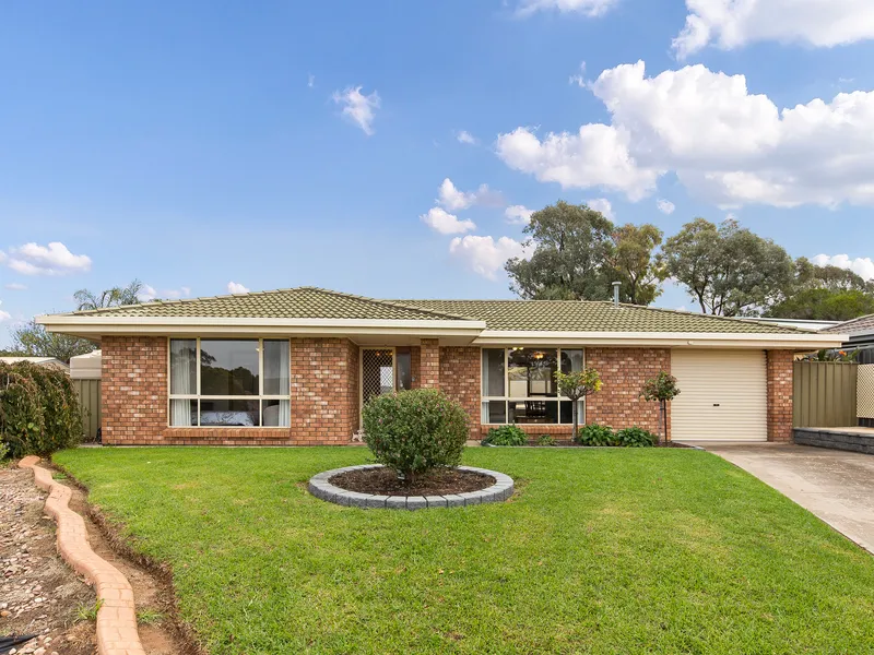 Beautifully Presented One Owner Family Home in Peaceful Cul-de-sac Location