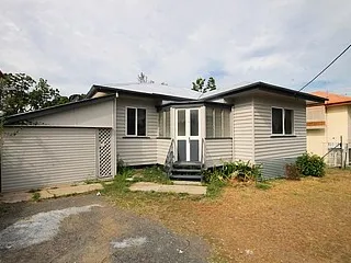AN  AFFORDABLE 3 BEDROOM LOW SET WEATHERBOARD HOME - MODERN KITCHEN - EXCELLENT 607m2 ALLOTMENT.