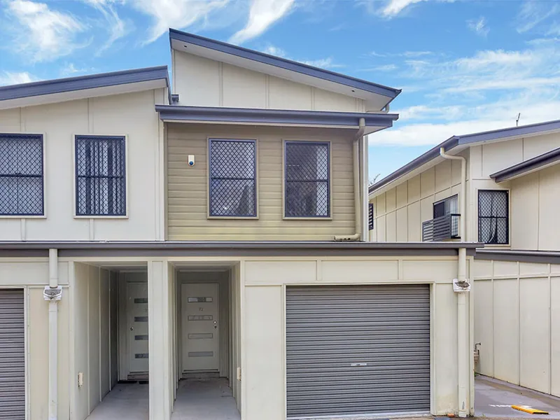 Convenient Modern 3 bedroom townhouse Close to public transport