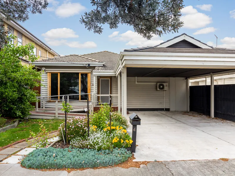 Family Home Steps From The Sand In The Perfect Chelsea Location