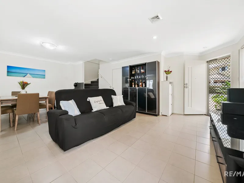 Perfectly positioned townhouse in the beating heart of Calamvale!