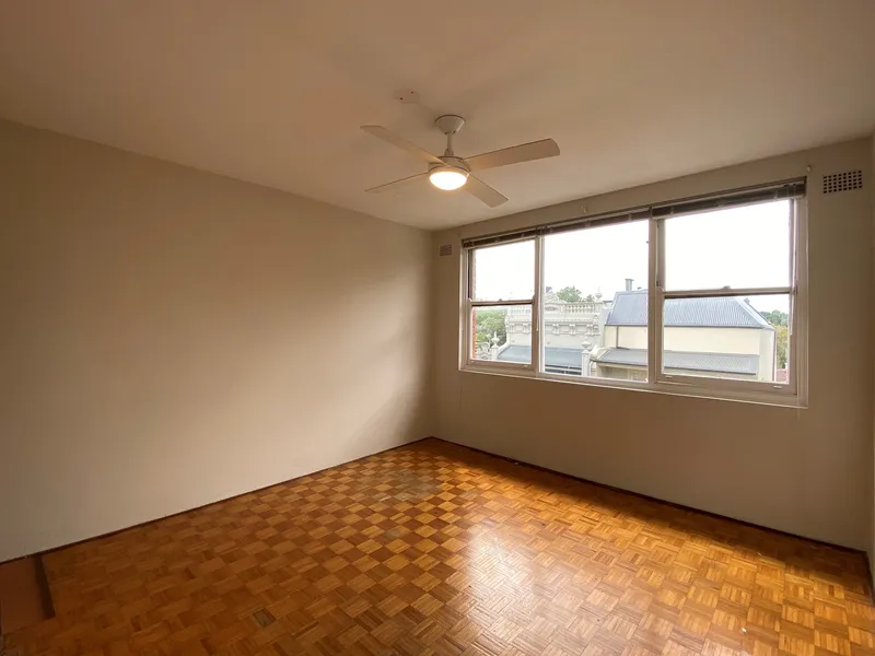 GREAT LOCATION - TOP FLOOR STUDIO APARTMENT