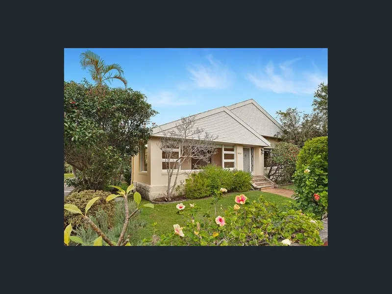 Charming Bungalow Cottage- Walk to St Phillip Neri Catholic School & Northbridge Public School- Available Now!