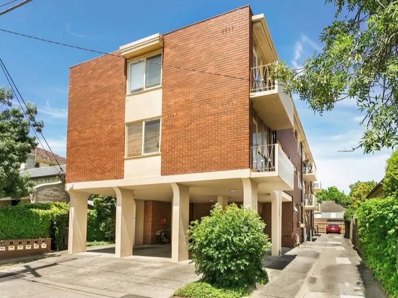 2 BEDROOM APARTMENT PERFECTLY POSITIONED IN ELWOOD | HODGES CAULFIELD