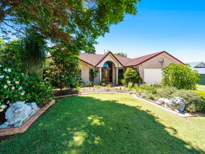 Premium Eastside Home - Gorgeous Gardens, High Ceiling Lines And Beautiful Spaces.