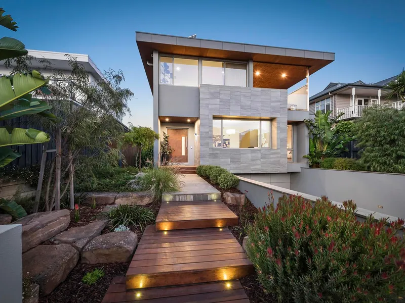 A High-Calibre Beachside Icon with Panoramic Bay Views