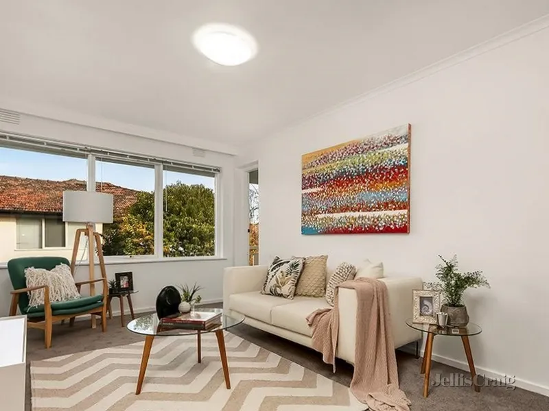 KOORNANG ROAD SHOPPING & CARNEGIE STATION ON YOUR DOORSTEP
