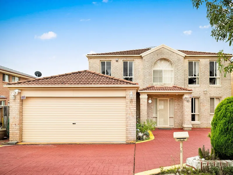 Spacious 4 bedroom house with garage - Available in 2023