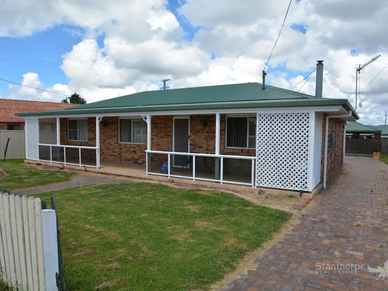 STANTHORPE - EASY TO MAINTAIN RANCH STYLE LOW SET 3 BEDROOM BRICK RESIDENCE