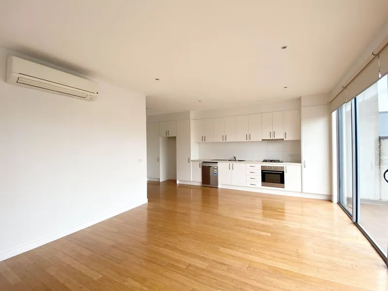 TWO BEDROOM APARTMENT IN THE PERFECT LOCATION!  HODGES CAULFIELD