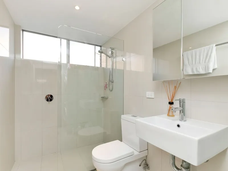 NEWLY RENOVATED APARTMENT IN QUIET COMPLEX 