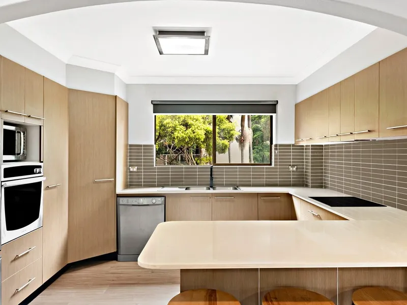 SPACIOUS MODERN TWO BEDROOM UNIT IN GREAT LOCATION