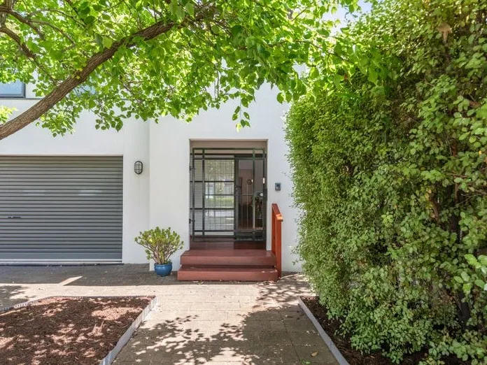 Two-storey House in Prestigious Locale