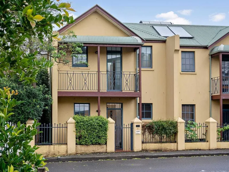 Beautifully Presented Two Bedroom Townhouse For Lease