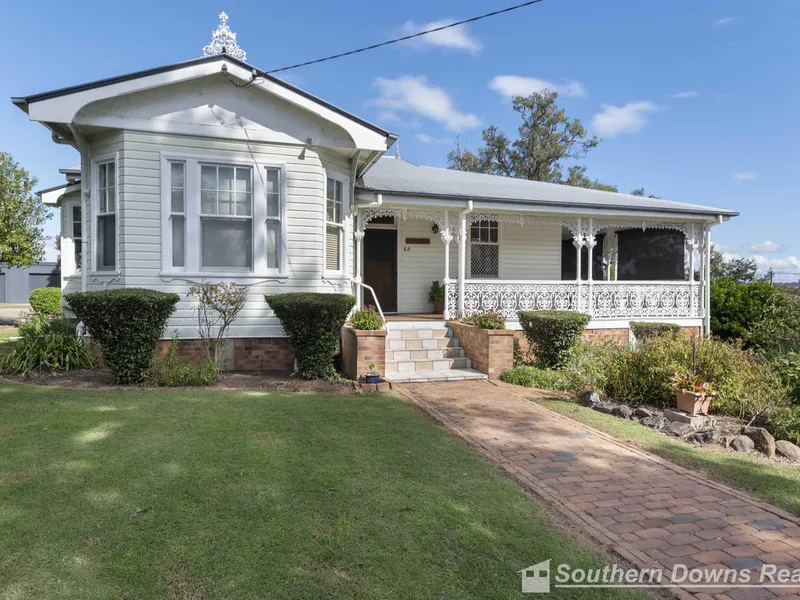 LANDMARK PERIOD RESIDENCE ON OVER 3056 SQ METRES WITH ENORMOUS POTENTIAL!