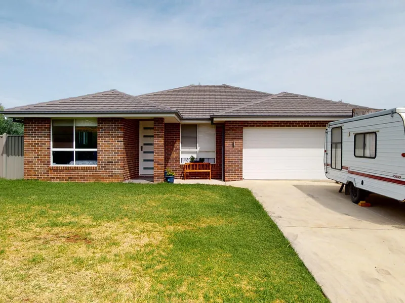 STYLISH FAMILY HOME WITH PLENTY OF YARD