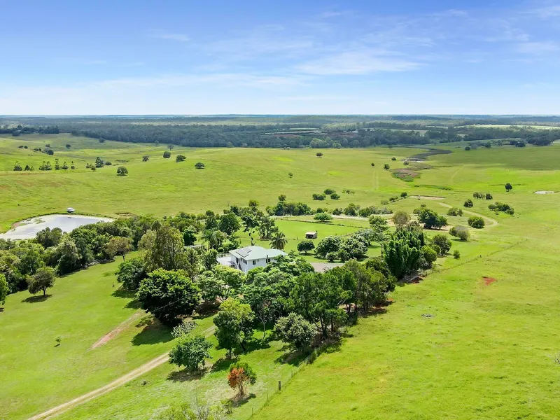 Renovated Queenslander with Dual Living