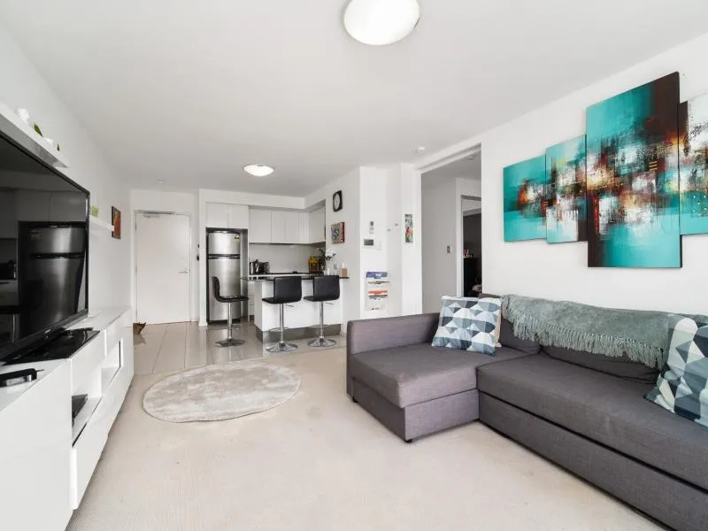 BEAUTIFULLY FURNISHED 1 BEDROOM APARTMENT at ROYALE on HAY STREET!