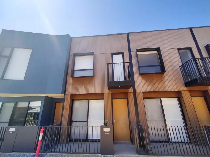 STUNNING NEW 2 BEDROOM TOWNHOUSE