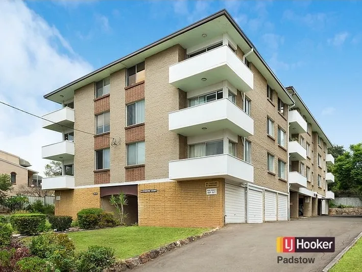 Neat & tidy 2 Bedroom unit metres to train station with shops at door