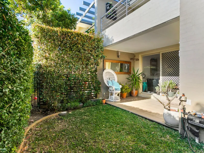 Tranquil Apartment With Private Lawn