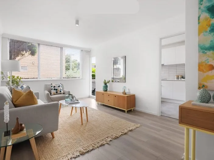 Charm, Chic and Ever So Homely