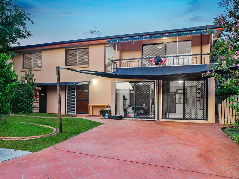 Walk to Garden City - Large Family Home in a Leafy Street